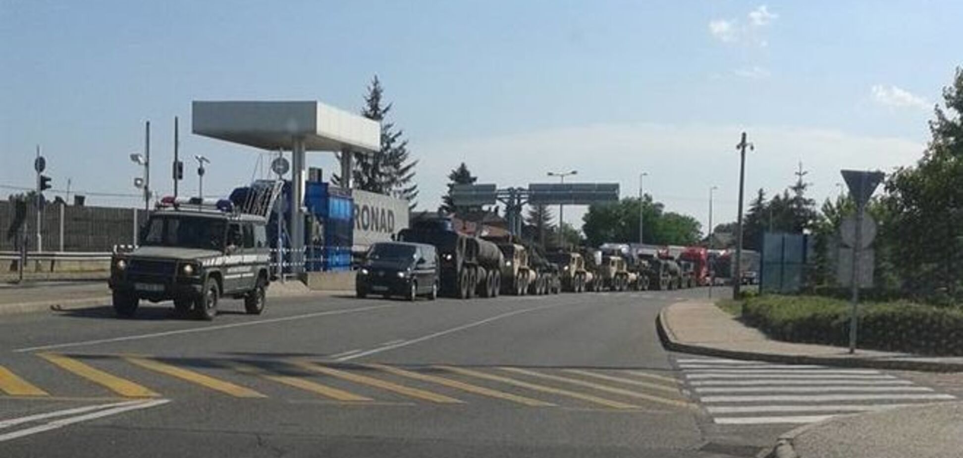 В Украину въехала колонна военной техники из Венгрии