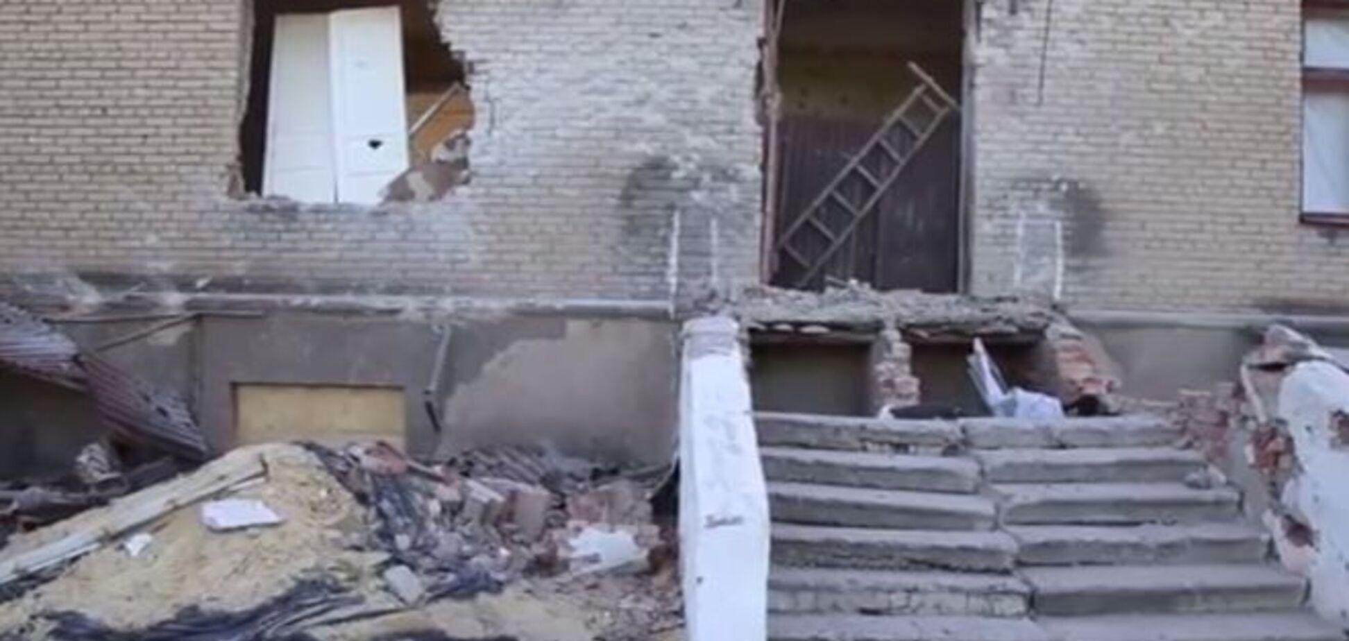 В Красногоровке террористы расстреляли школу из артиллерии: видеофакт