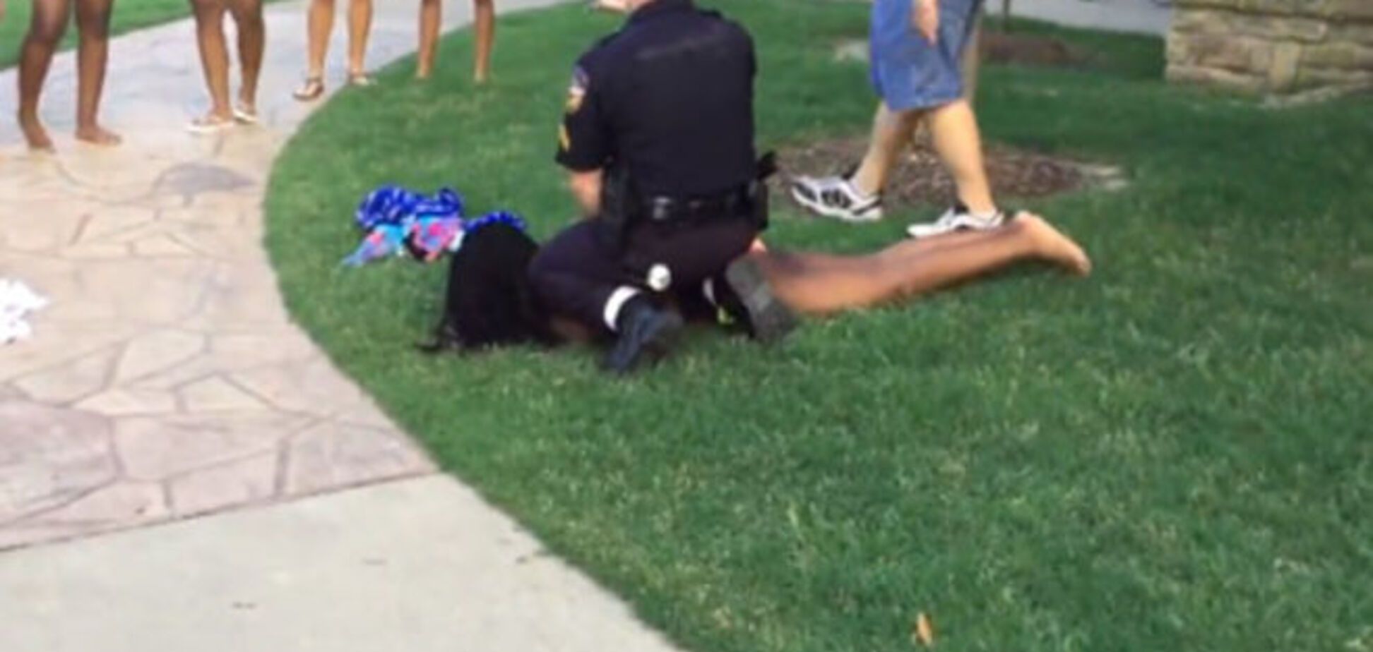 В США вспыхнули протесты из-за нападения полицейских на юную афроамериканку