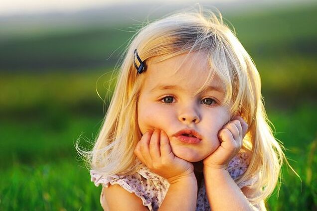 Маленькая девочка до слез захотела замуж: смешное видео