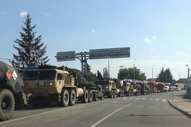 В Угорщині біля кордону з Україною помічена колона військової техніки: фотофакт