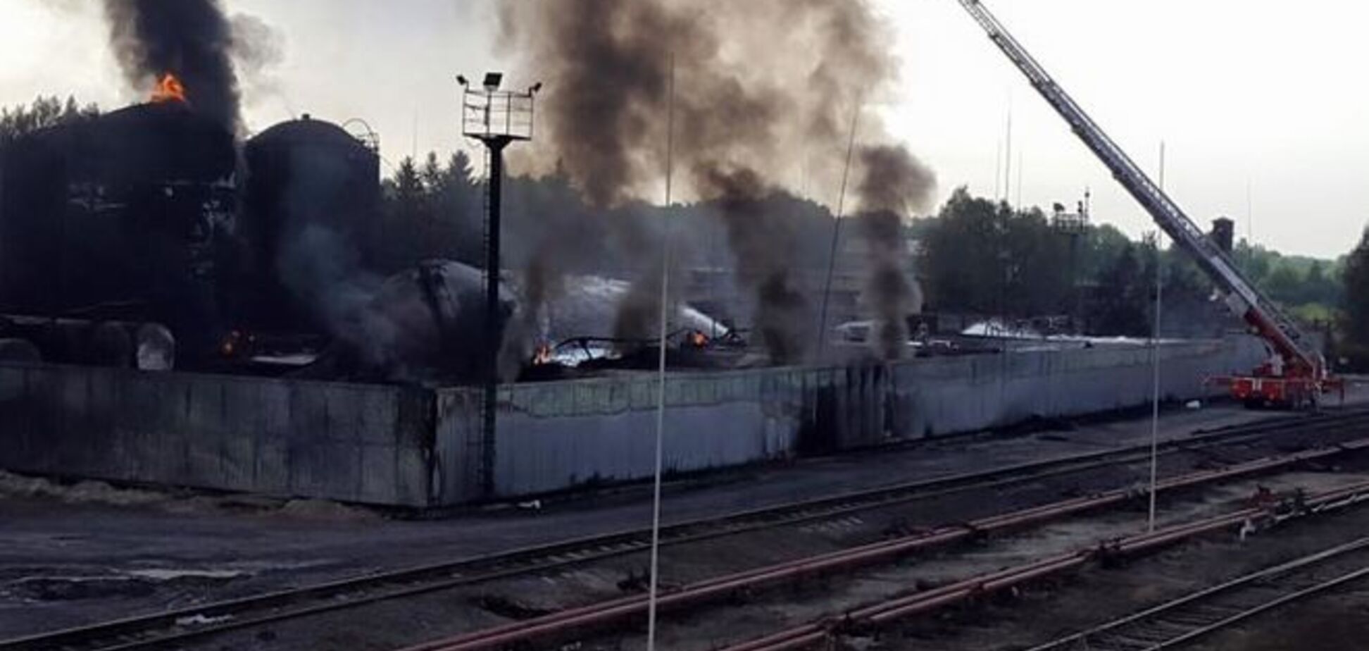 Пожежа на нафтобазі під Васильковом майже загасили: свіжі фото