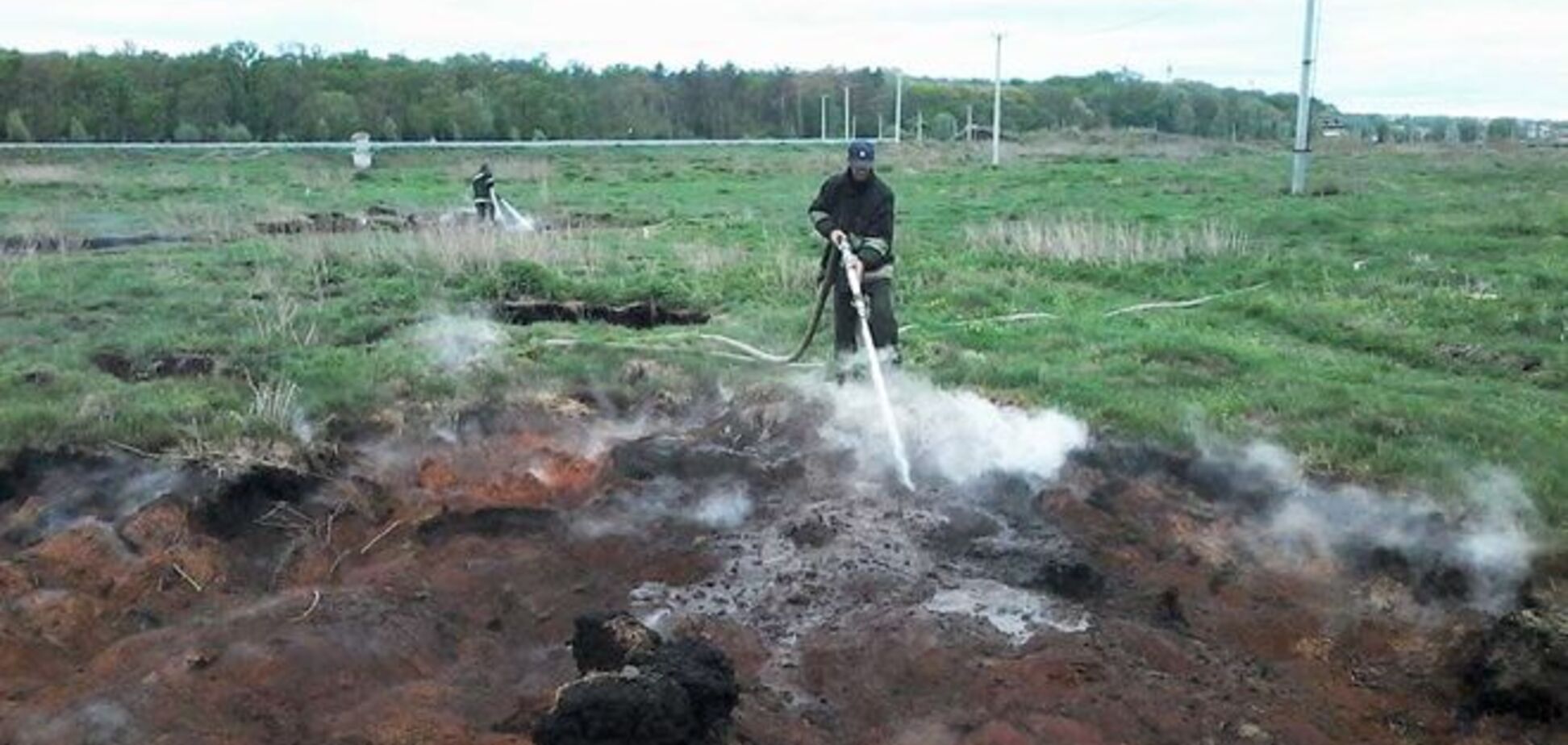 Под Киевом загорелся гектар торфяников