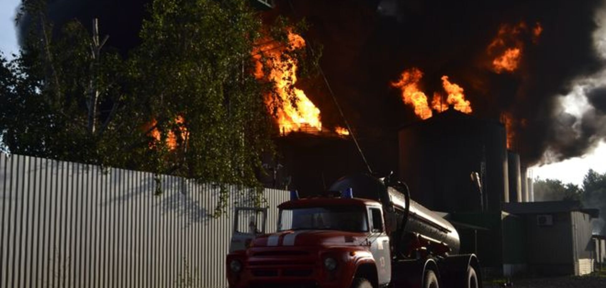 Пожар на нефтебазе под Киевом: местные жители рассказали о ситуации в Василькове
