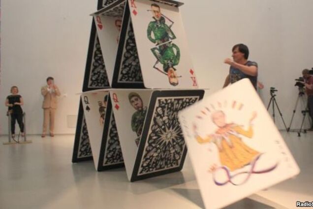 Карточный домик. Бывший пленный 'ДНР' показал в Праге грядущий развал 'республик': фото и видео с выставки