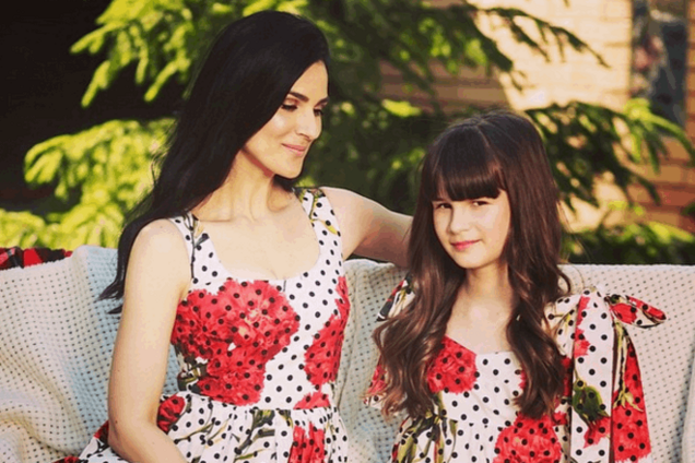 Как близняшки: Ефросинина с дочерью носят одинаковые платья за $4 тыс