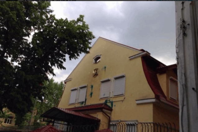 День России в Харькове: посольство страны-агрессора поздравили яйцами и зеленкой