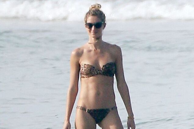 Папарацци поймали Жизель Бюндхен на пляже: фигура модели без фотошопа