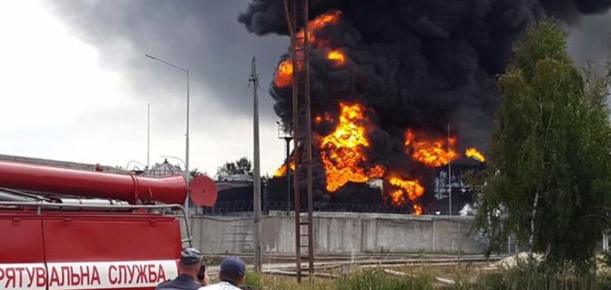 Пожар на нефтебазе под Киевом возобновился: произошла серия взрывов