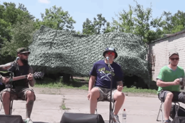 Под звук канонады. 'Тартак' спел в зоне АТО: видеофакт