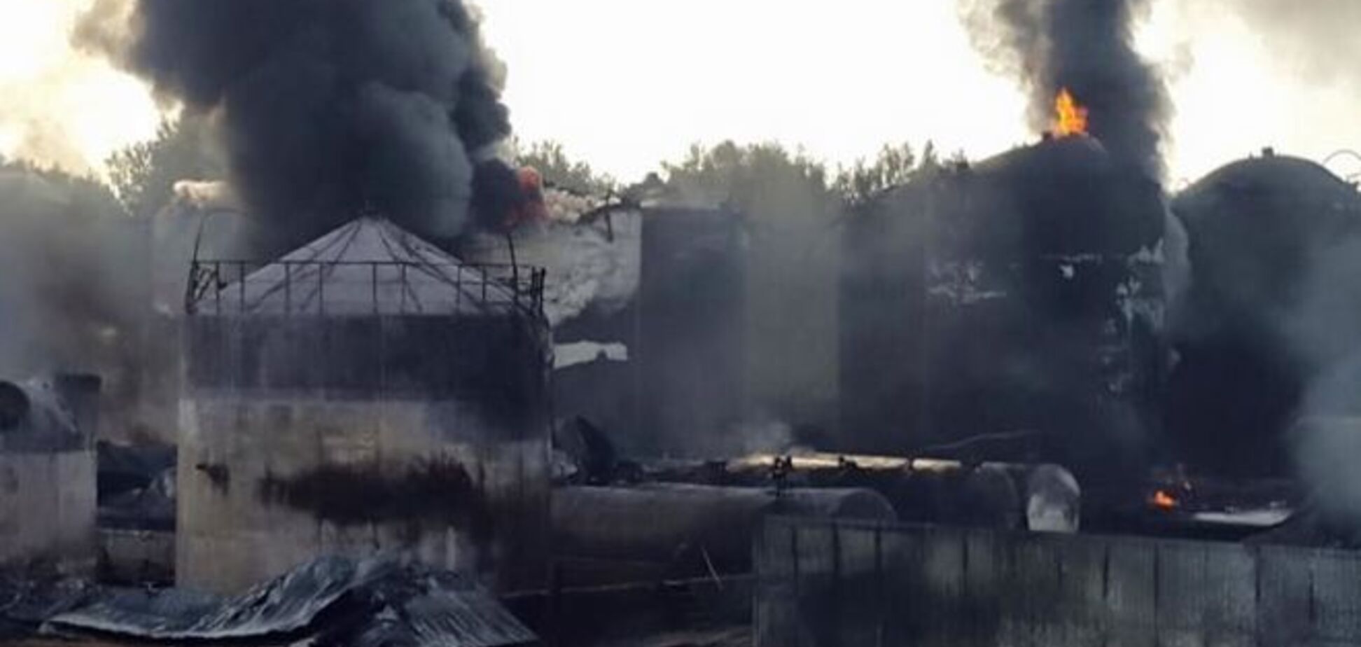 Владельцы горящей в Василькове нефтебазы сбежали в Россию - Турчинов