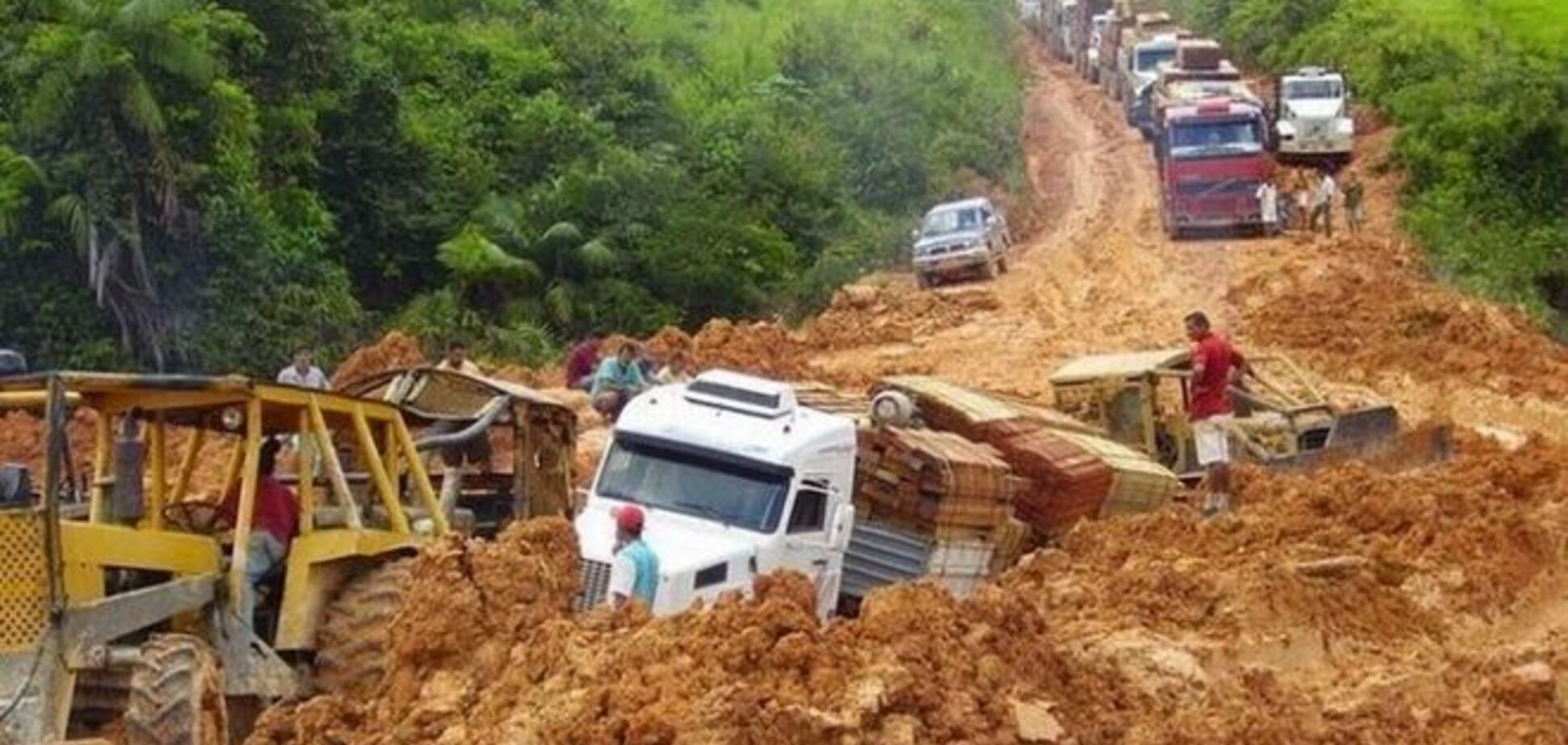 Полный провал: дорога в Бразилии, которая стала экологической катастрофой