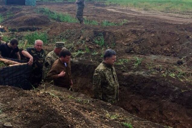 Порошенко проинспектировал фортификации под Мариуполем: фотофакт