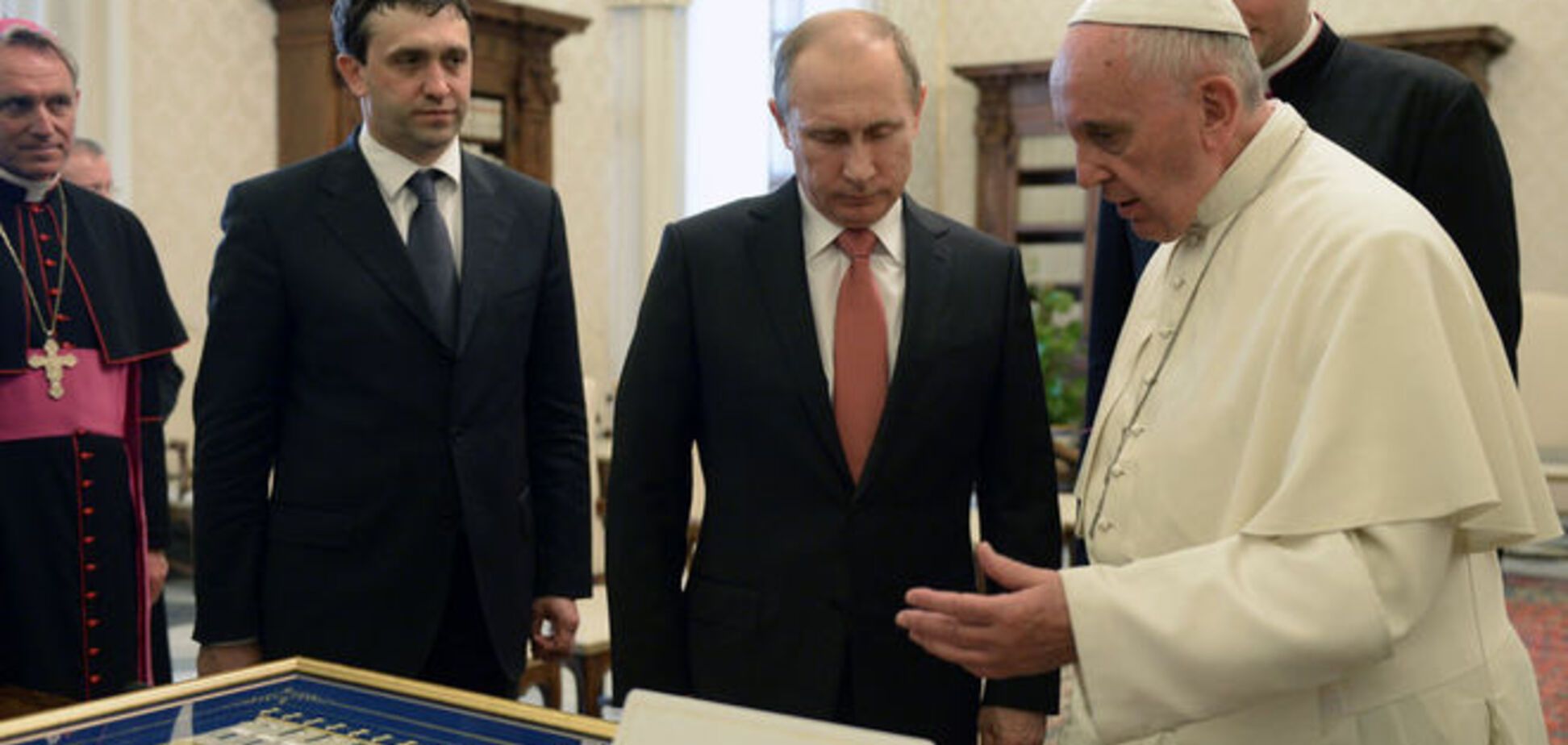 Всього лише фейк: у Папи розповіли про 'медалі' для Путіна