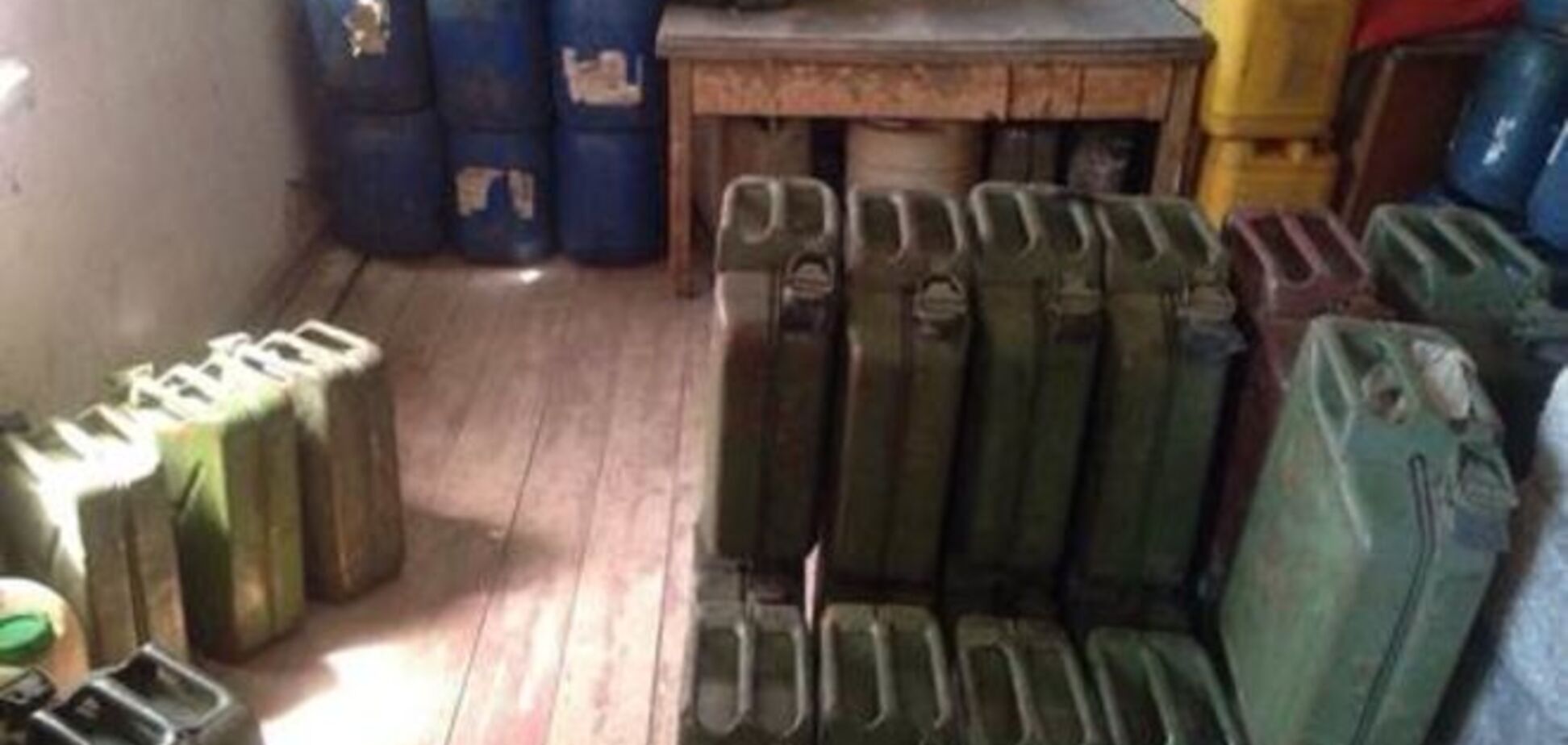 На границе с АТО поймали 22 грузовика с товарами для террористов