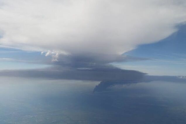 Пожар на нефтебазе под Киевом: опубликованы фото ЧП из самолета