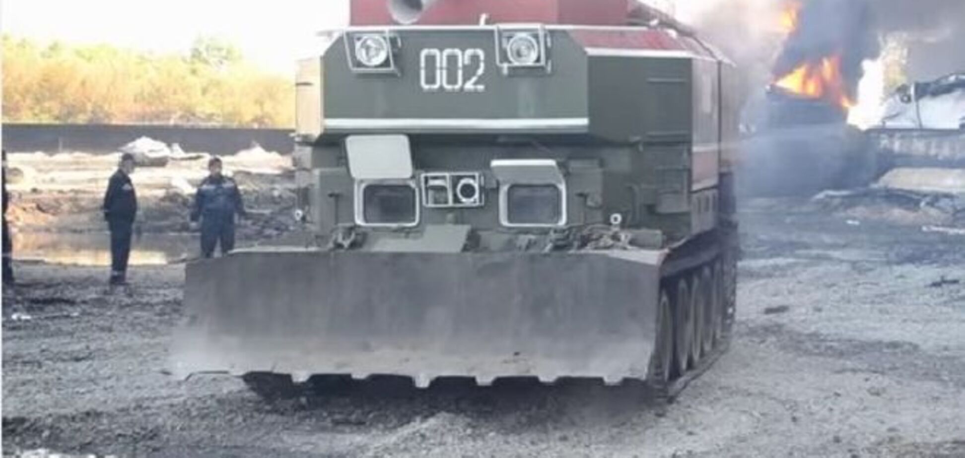 На горящую под Киевом нефтебазу пригнали пожарный танк: видеофакт