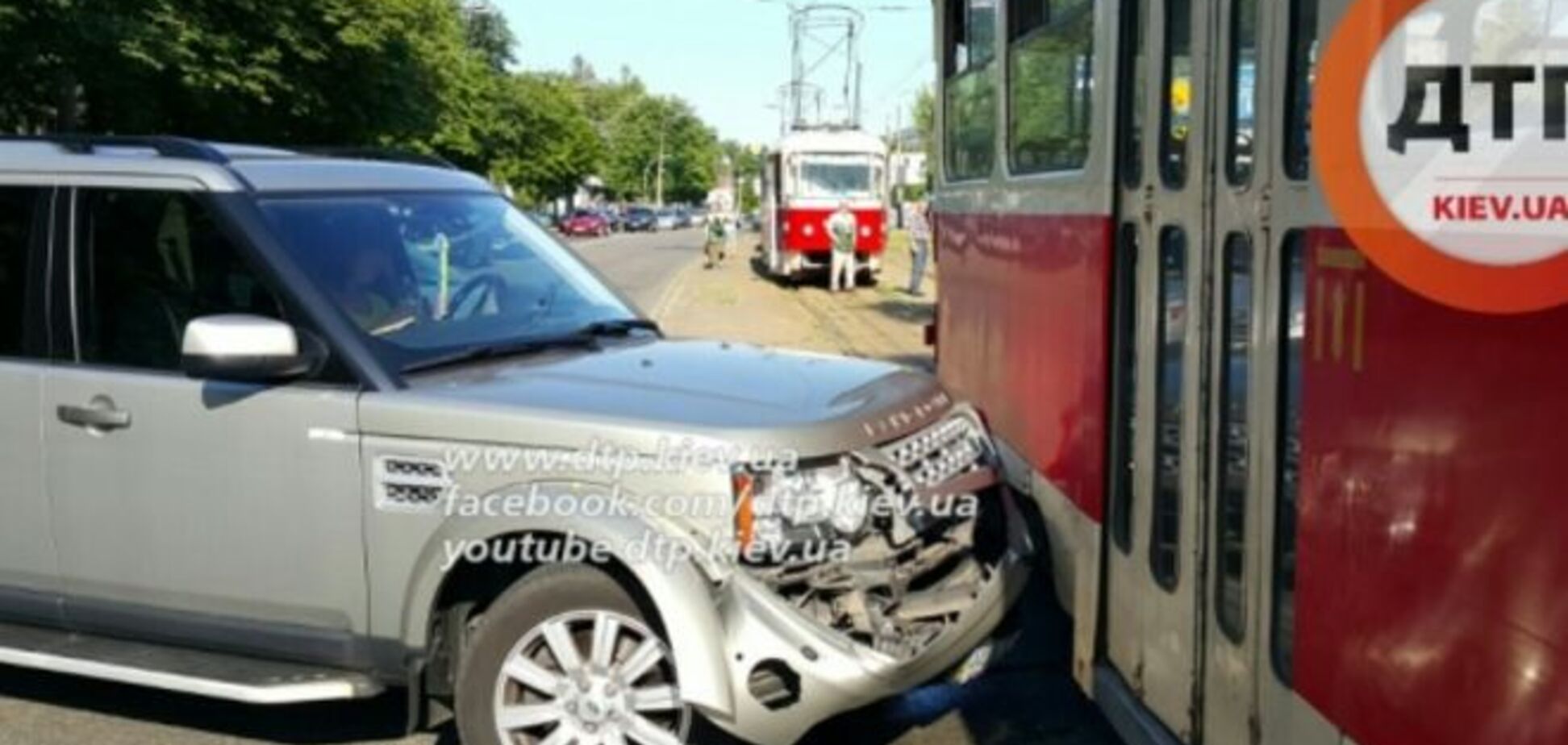 Не заметила! В Киеве дамочка на элитном авто протаранила трамвай: фото с места ДТП