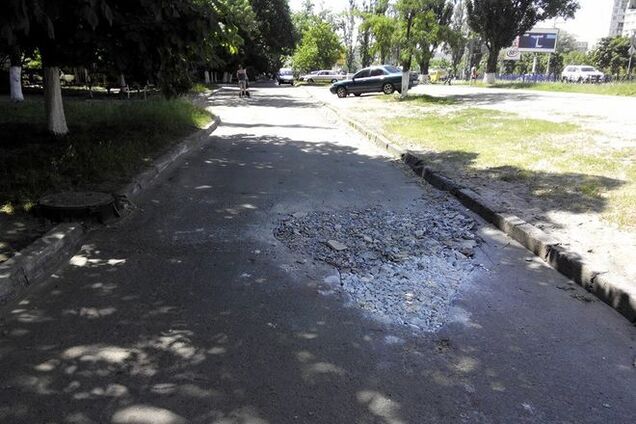 В Киеве скандальную яму с матрасом забросали камнями: фотофакт