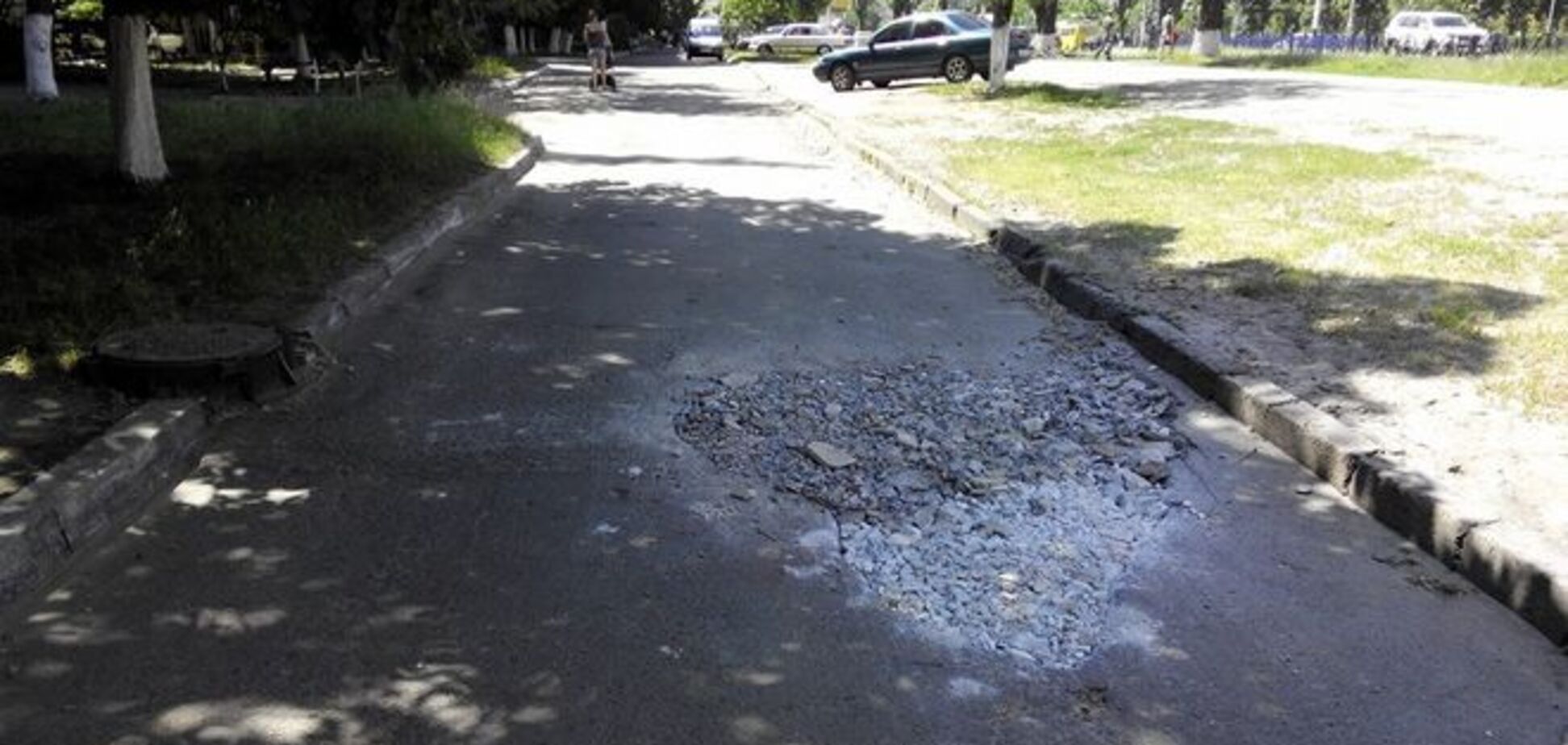 В Киеве скандальную яму с матрасом забросали камнями: фотофакт