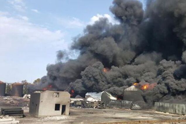 Пожежа у Василькові: залишилося загасити одну ємність з пальним