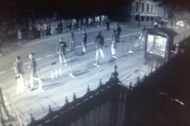 Беззубая ответка: в Москве молодчики кидали яйца в посольство Украины, но промахнулись