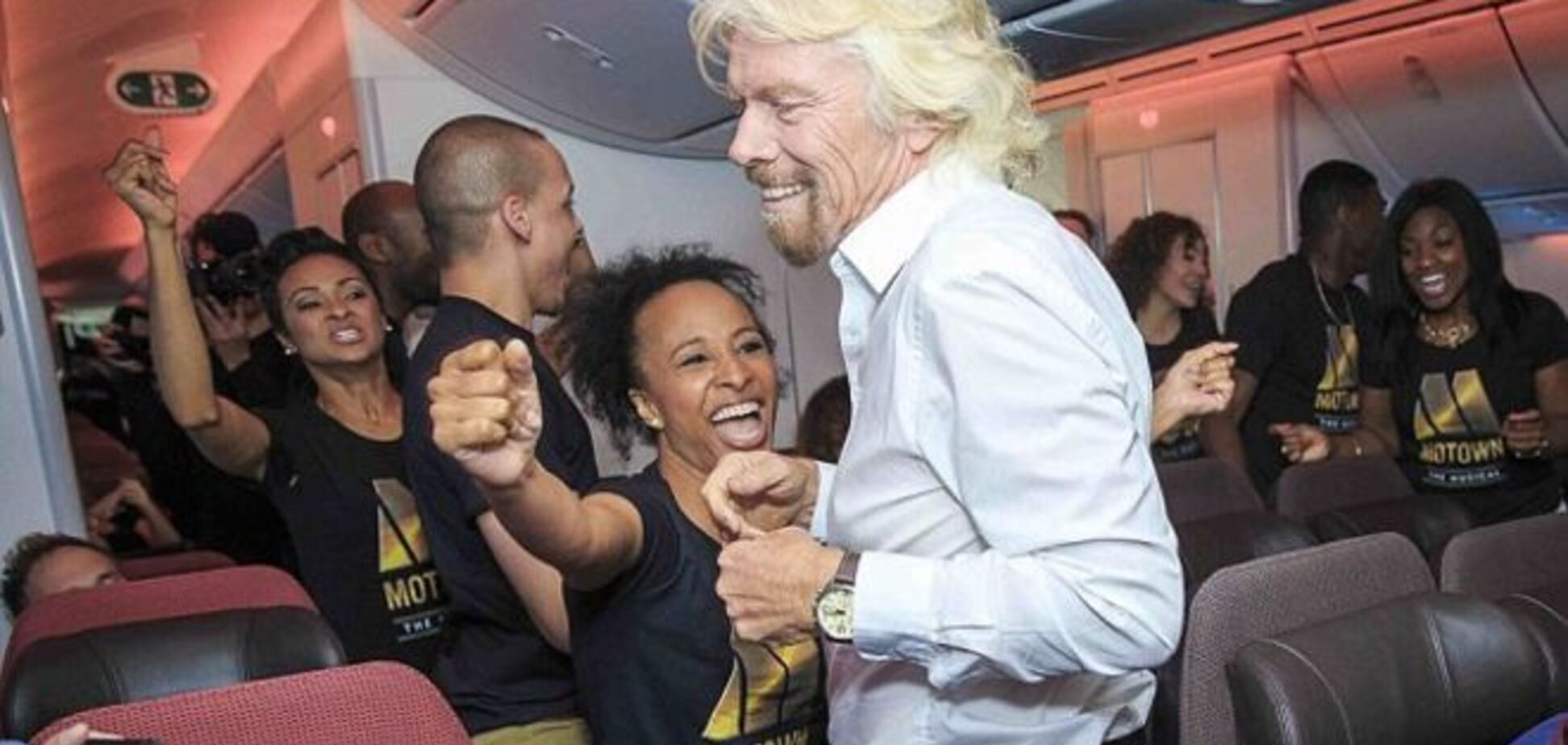 Миллиардер Ричард Брэнсон устроил зажигательные танцы в самолете