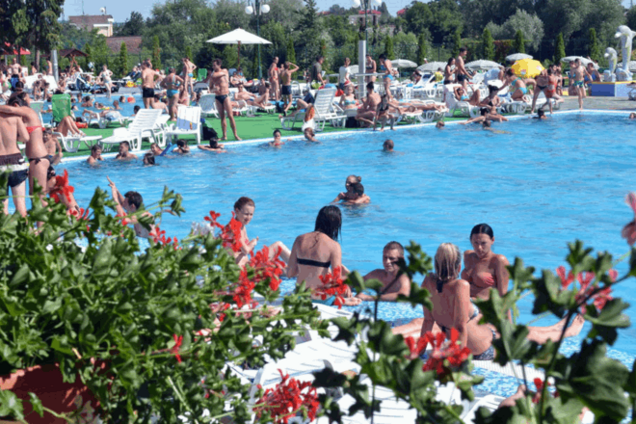 Обыкновенный расизм: экс-мэр Ужгорода открыл аквапарк 'только для белых'