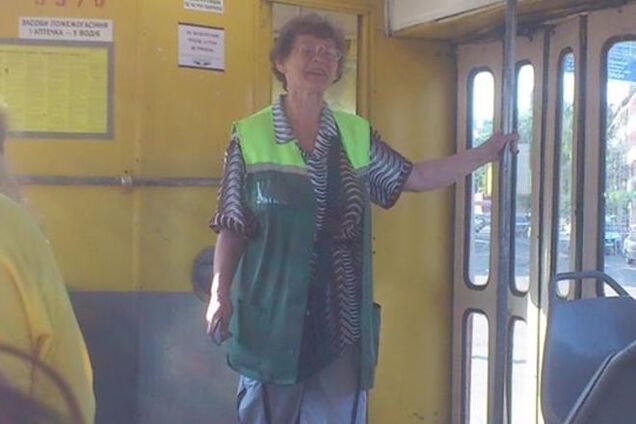 Еще одна кондуктор из киевского трамвая стала звездой соцсети