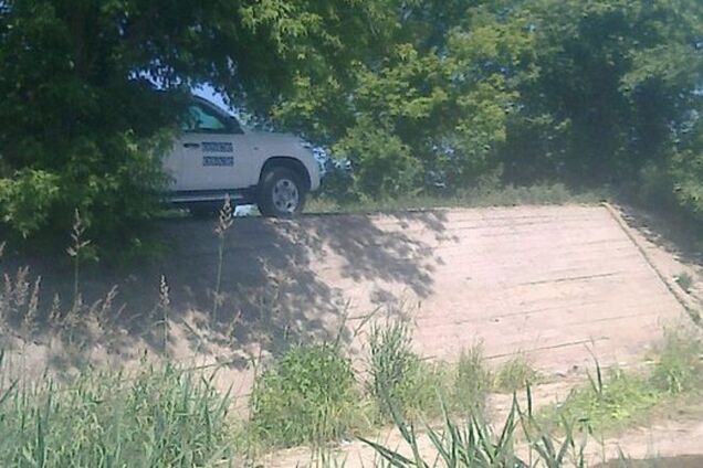 Усамітнилися. У Луганську засікли машину ОБСЄ на пляжі: фотофакт