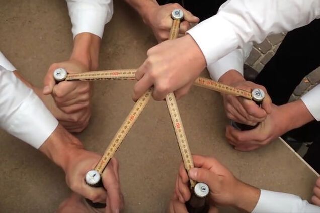 Как открыть одновременно 5 бутылок пива: полезный лайфхак 