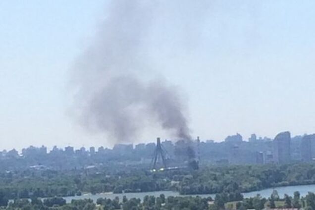 В Киеве вспыхнул пожар возле Московского моста