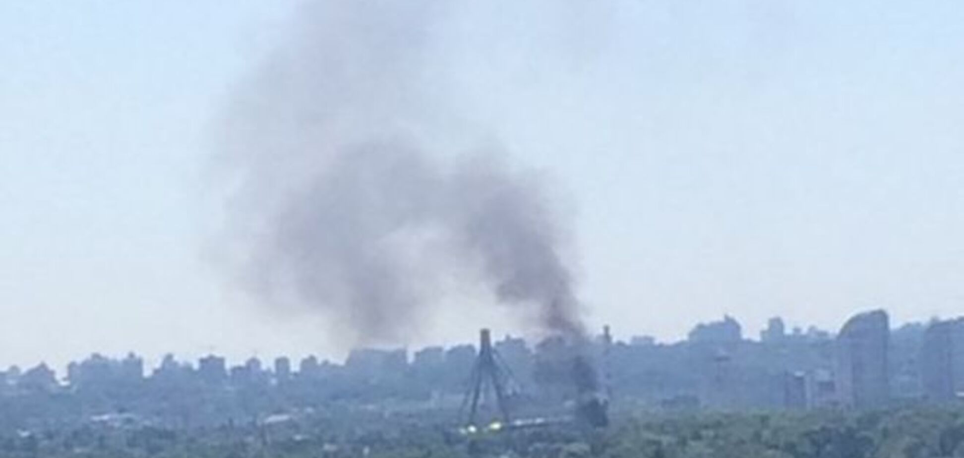 В Киеве вспыхнул пожар возле Московского моста