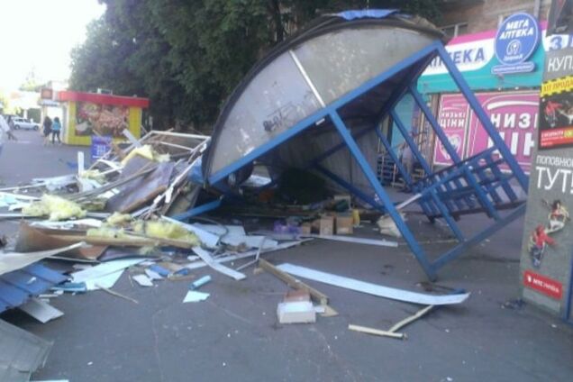 В Киеве неизвестные разгромили остановку и киоск