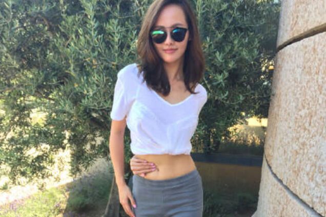 Безумный мир: в Китае люди пытаются достать пупок рукой через спину