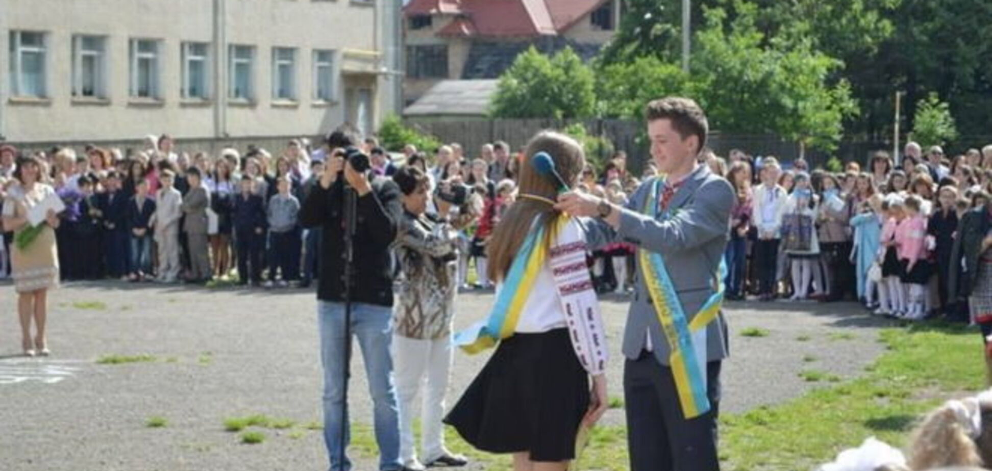 Настоящий джентльмен! В Коломые выпускник отдал свою золотую медаль однокласснице, которую 'завалили'