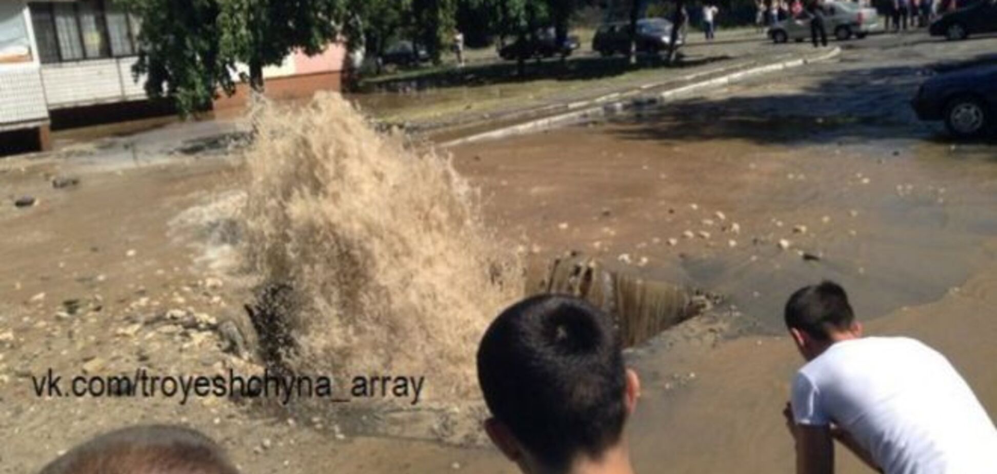 НП на Троєщині: з-під землі бив 25-метровий фонтан: фото і відео