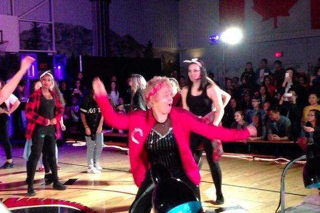 60-летняя учительница дала фору молодым, показав зажигательный танец