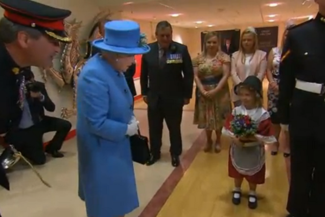 Подарившую цветы Елизавете II девочку ударил Салютующий солдат