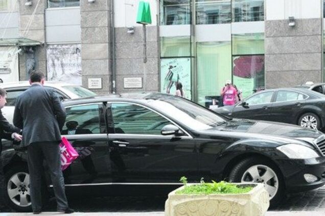 Министр Кириленко засветился на 'Мерседесе' Тигипко: фотофакт