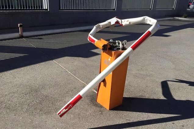 В Киеве вандалы устроили погром возле Министерства спорта: фотофакт