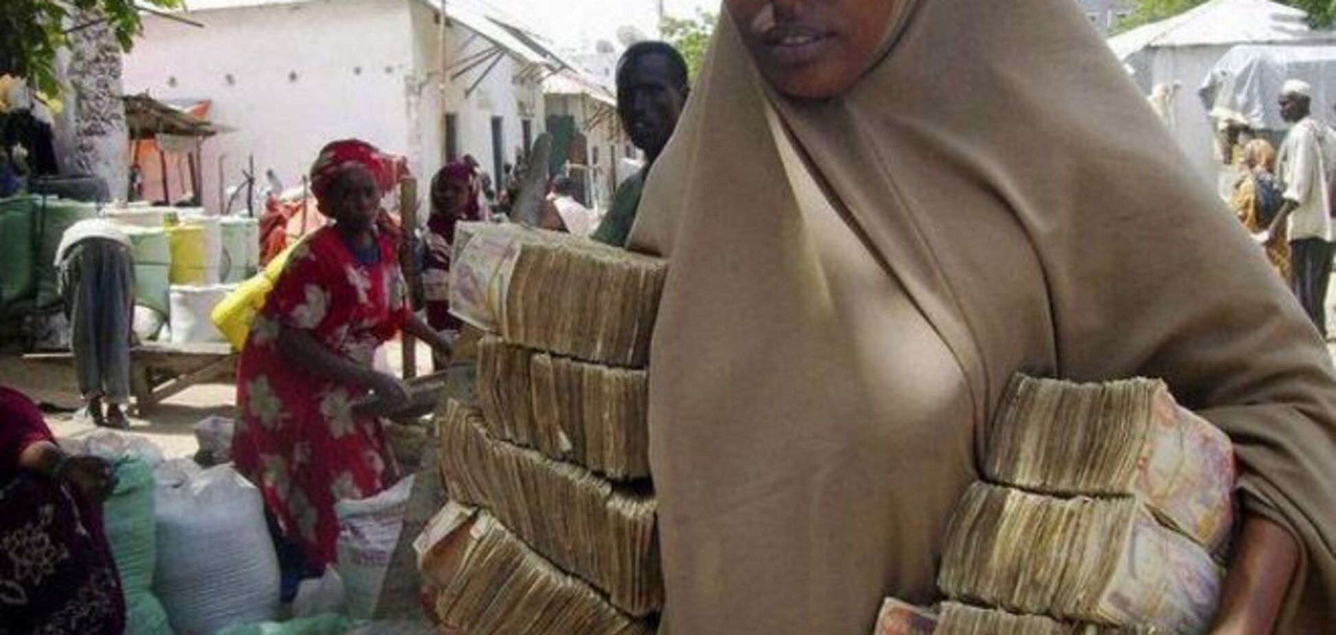 Мішок грошей за долар: у Зімбабве оголосили новий обмінний курс