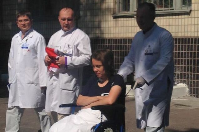 Скоро на своих двоих! Волонтер 'Лютик' совершила первую прогулку после ампутации: фотофакт