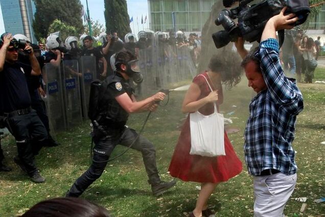 Полицейский посадит 600 деревьев, за применение слезоточивого газа к девушке