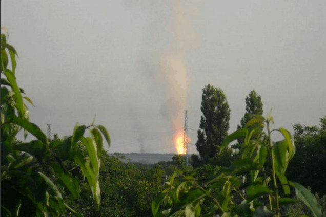 Под Авдеевкой из-за обстрела вспыхнул газопровод: фотофакт