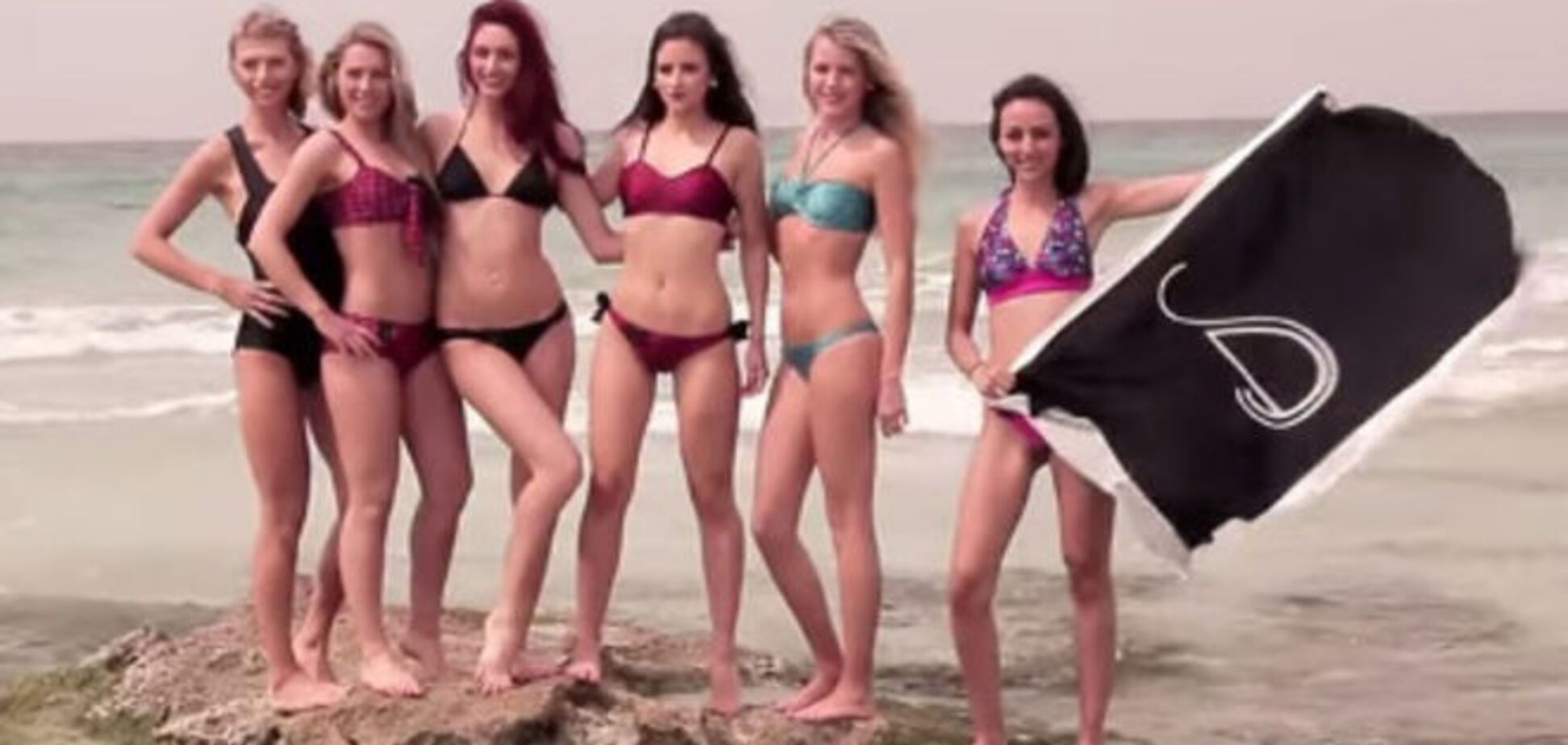 Француженка создала чудо-купальник, который защищает здоровье