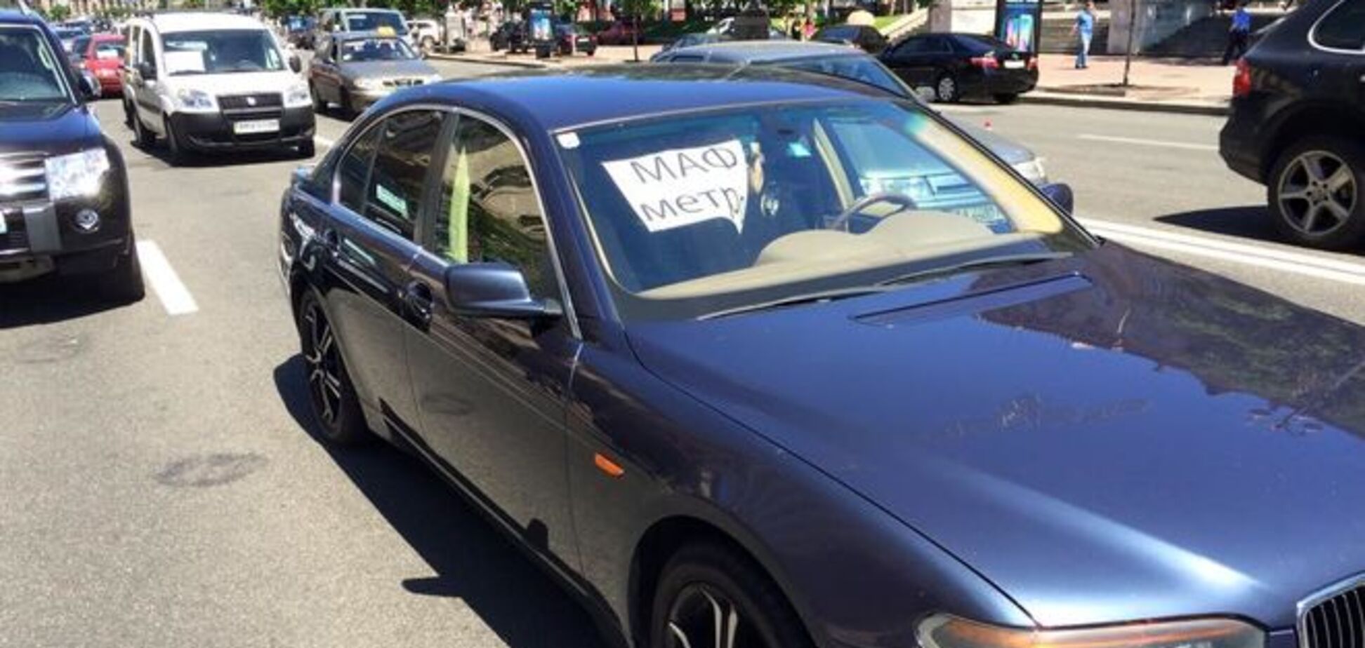'Бедные' владельцы МАФов перекрыли дорогу в Киеве дорогими иномарками: фотофакт