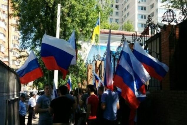 Вони ще й образилися! Незадоволені росіяни пікетують розгромлене консульство України в Ростові