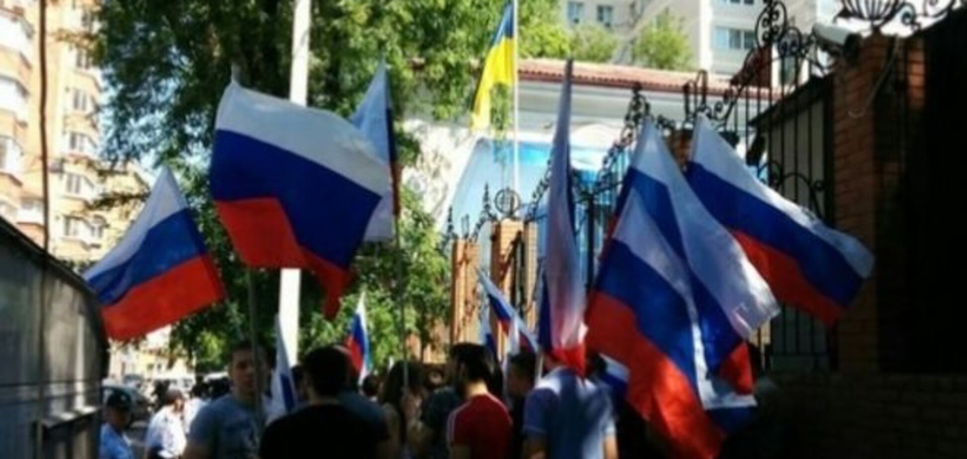 Они еще и обиделись! Недовольные россияне пикетируют разгромленное консульство Украины в Ростове