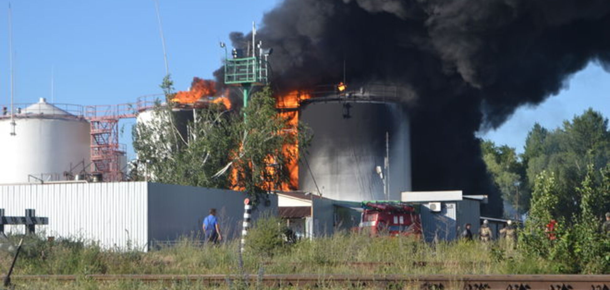 Пожежа у Василькові відновилася. Смолоскипом горить резервуар з паливом: фото і відео ПП